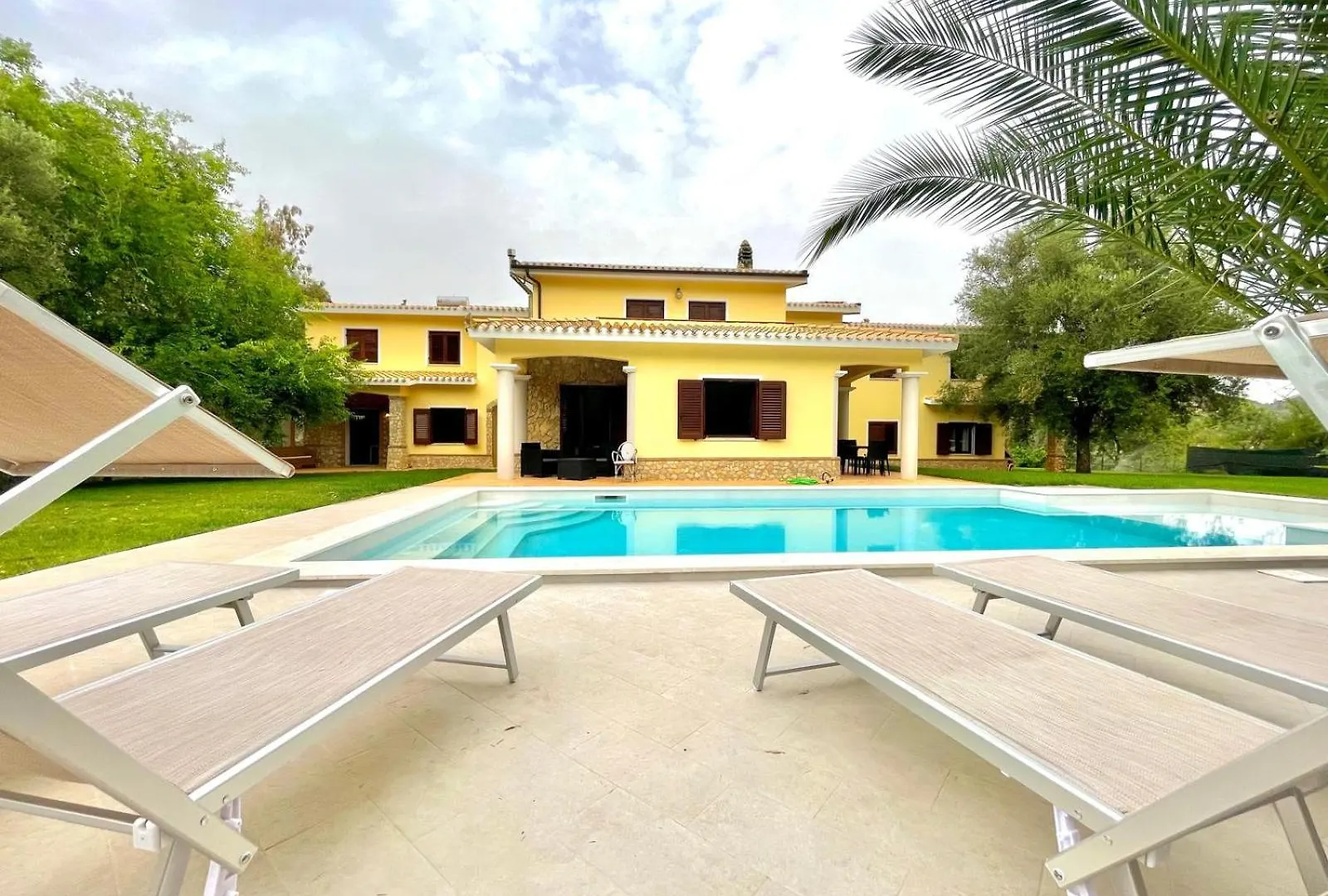 Villa With Pool Cardedu