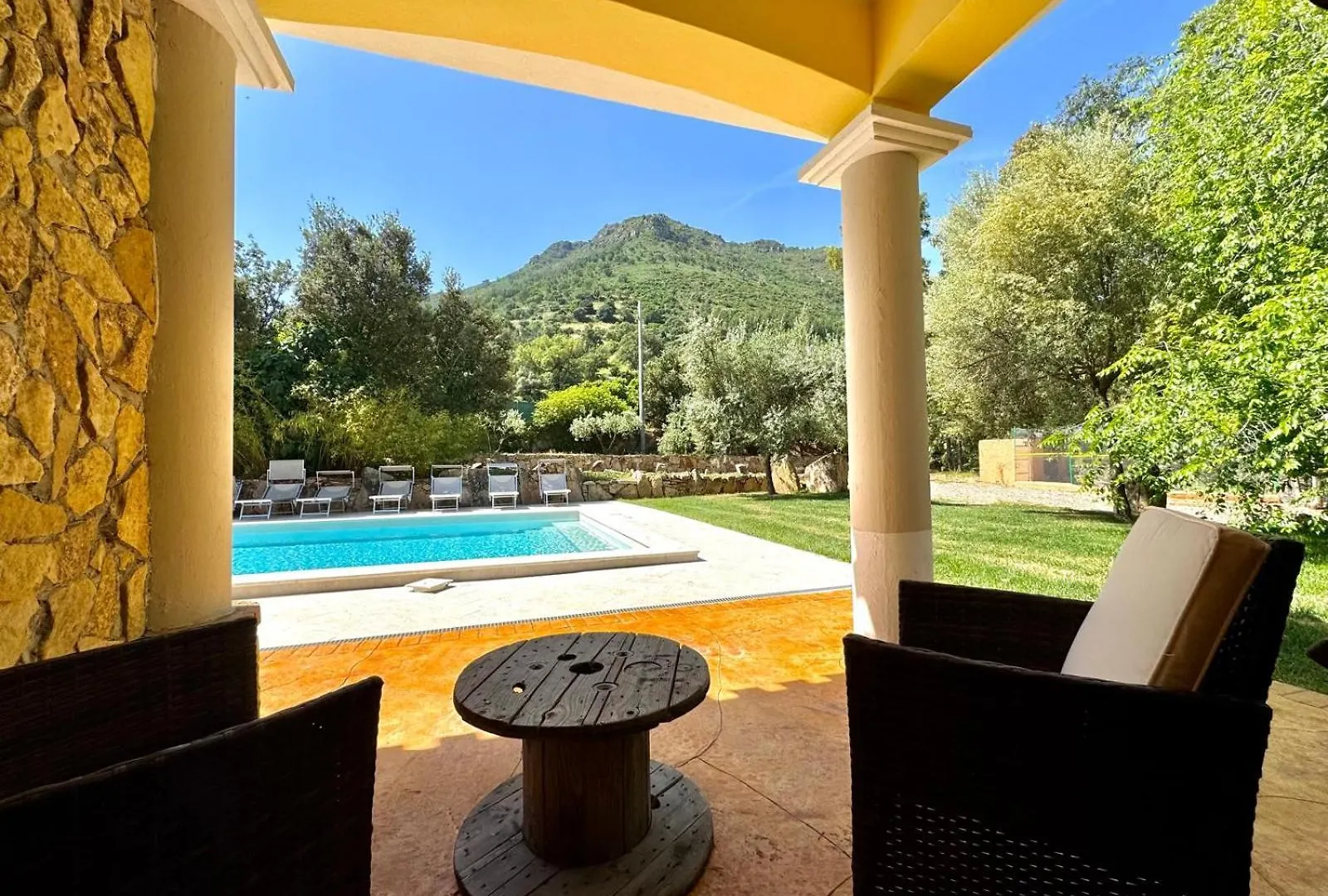 Lägenhet Villa With Pool Cardedu Italien