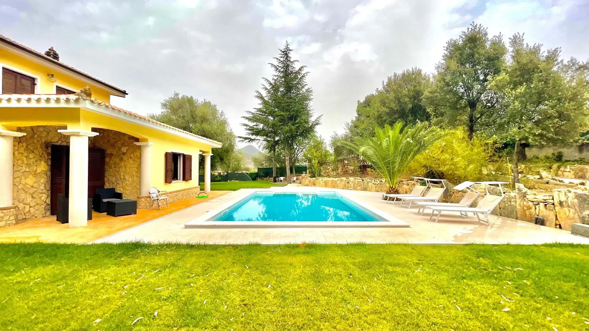Villa With Pool Cardedu